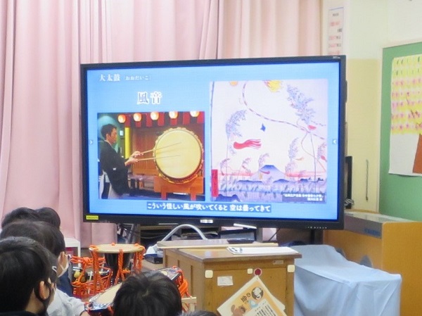 歌舞伎の鳴物の動画を映すモニター
