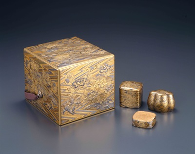 綾杉地獅子牡丹蒔絵十種香箱