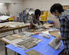 救出された古文書の安定化処理作業