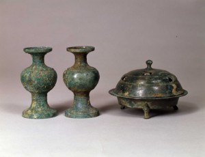 「花瓶と香炉（金銅一面器のうち）」奈良国立博物館