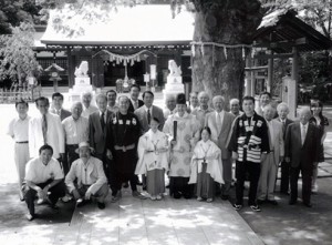 「新田神社と街の人々」