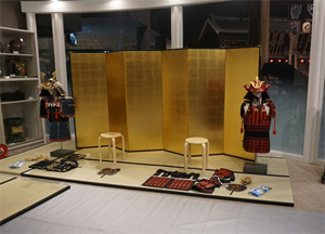 金屏風を背景に展示された甲冑の画像