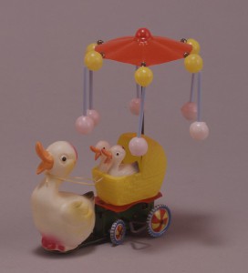セルロイド玩具　カサつきアヒルの乳母車