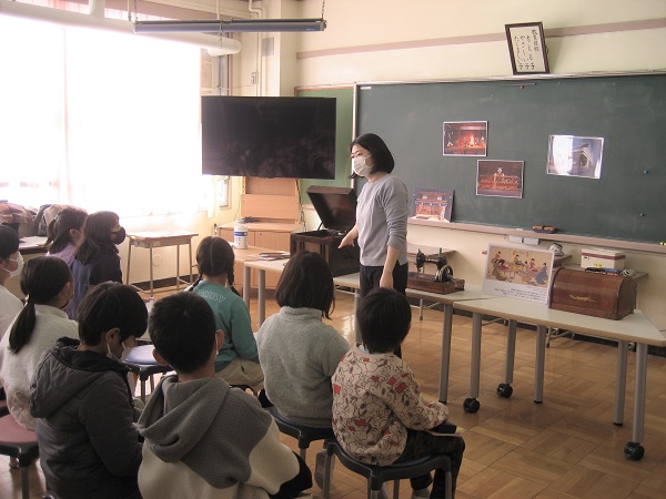 こどもたちに説明する学芸員