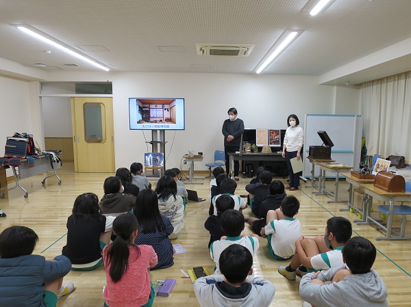 戦時中の生活について話す学芸員と聞くこどもたち