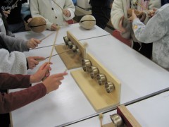 歌舞伎の効果音に使われる道具を鳴らす子どもたち