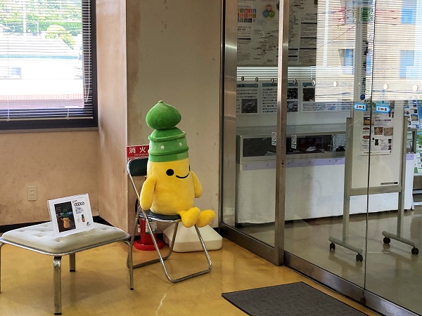 江戸博の公式キャラクターギボちゃんの人形が入口で座っている