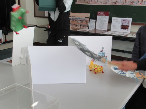 ずぼんぼで遊ぶ児童たち