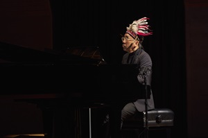 酋長に扮する新垣さん