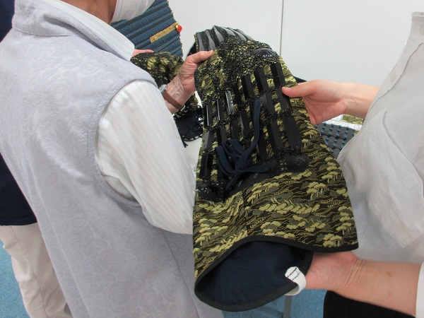 えどはく移動博物館 江戸を体感　甲冑を触ってみる参加者