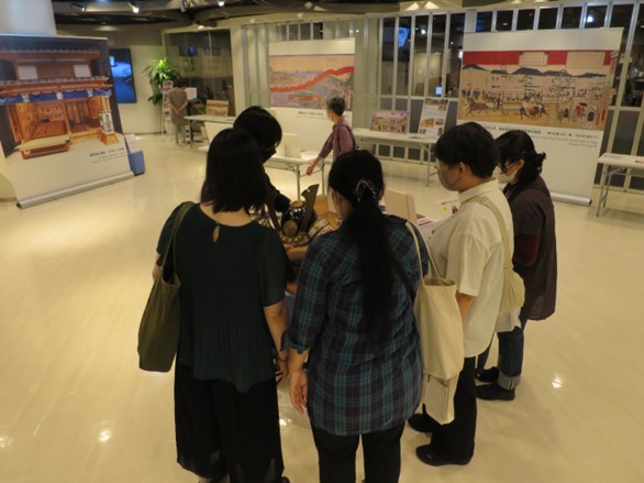 かぶとを触る来場者