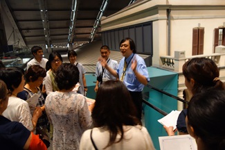 常設展を解説する学芸員の様子