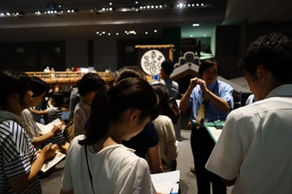 説明を受ける先生たちの画像