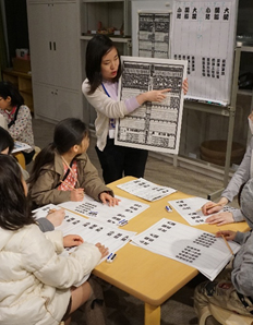 解説をする学芸員の画像