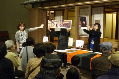 パネルで説明するスタッフの画像