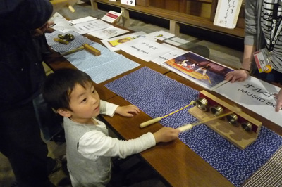 鳴り物をさわっている子供の画像