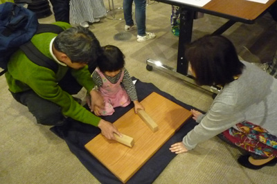 親子で鳴り物を鳴らす様子