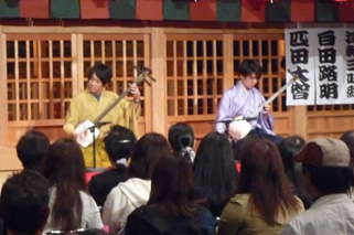 津軽三味線を弾くお二方の画像