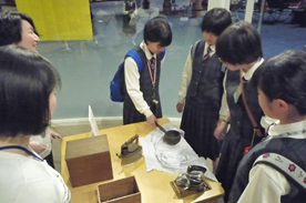 火のしを持ち上げている画像