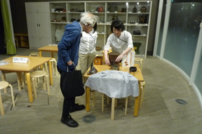 火のしを覗き込むお客様の画像