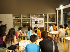 番付表について説明する学芸員の画像