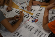 真剣に作成する様子の画像