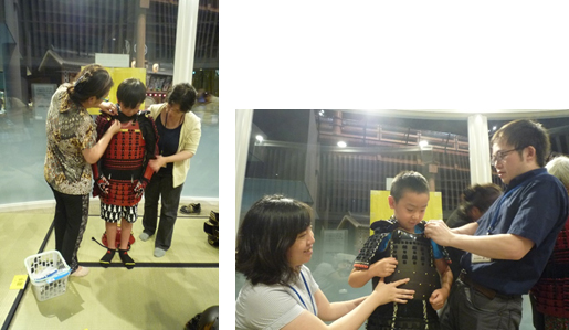 着付けを体験する参加者の画像