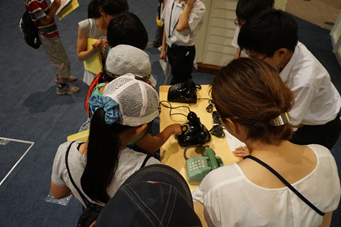 小学生にレクチャーする様子