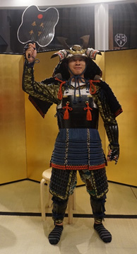 小学校の先生の甲冑姿の画像