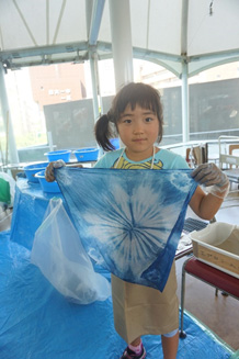 作品を披露するお友達の画像