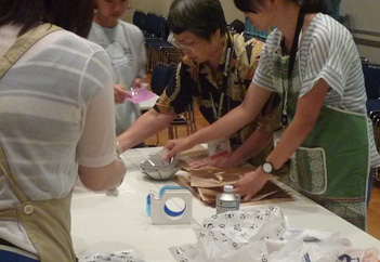 作品を梱包している画像