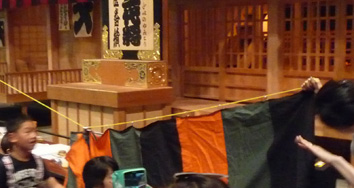 定式幕を引く様子の画像