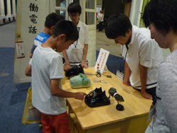 ダイヤルを回す小学生の画像