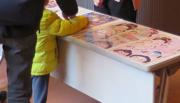 「おもちゃ絵で遊ぼう」に参加する子ども