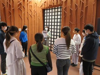 当日の活動前に注意事項を聞く学生たち