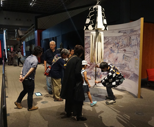 纏の持ち方をレクチャーする画像