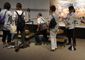 棒手振を担ぐお客様の画像