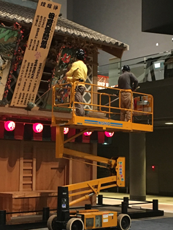 高所作業車での清掃の様子